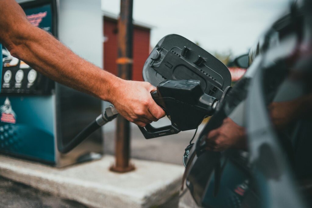 Passare a un'auto elettrica contribuisce a ridurre la dipendenza dai carburanti